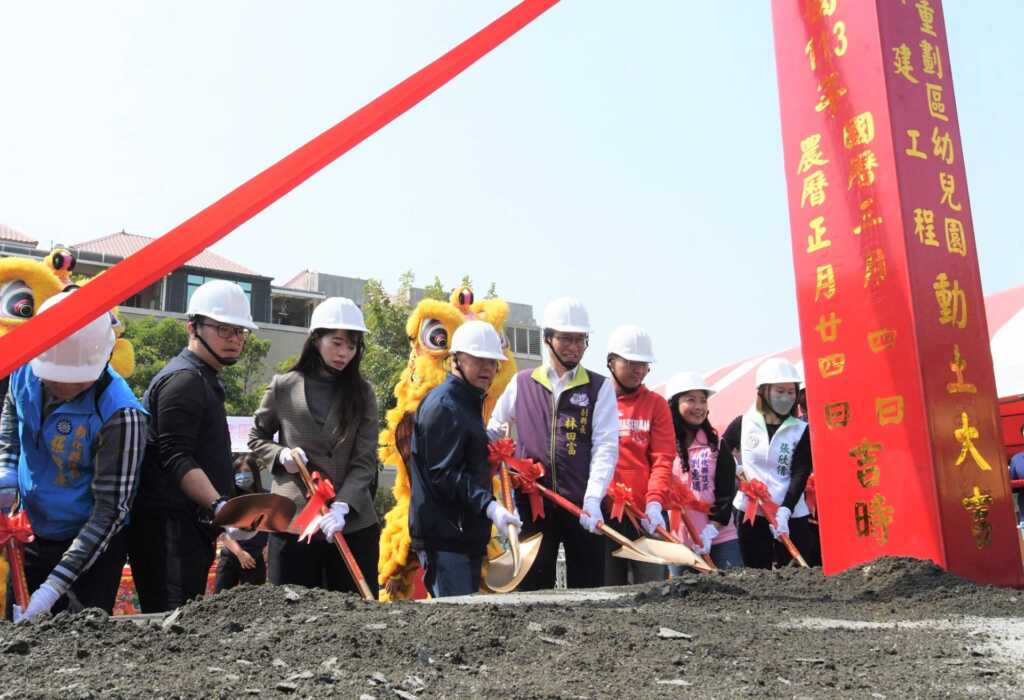 ▲彰化副縣長林田富代表縣長王惠美、教育部國教署專門委員王怡婷、員林市長游振雄共同主持祈福儀式並與地方仕紳一同動鏟。（記者林明佑翻攝）